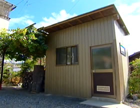 �������i